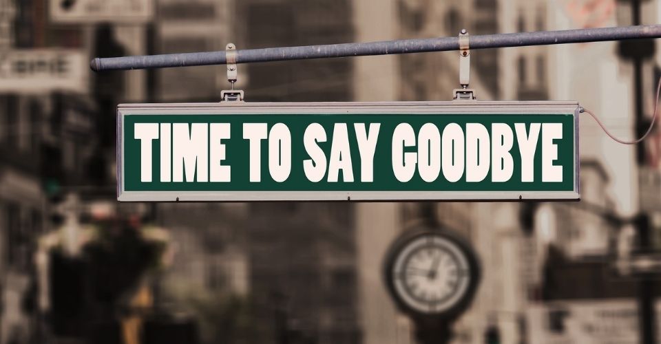 Verkeersbord met de tekst 'Time to say goodbye' als symbool voor het proces van afscheid nemen in rouw.