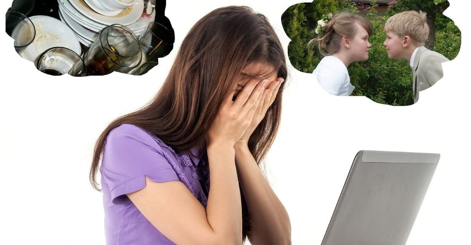 Gestreste vrouw achter laptop met gedachten over vuile afwas en ruziënde kinderen – tijd voor meer zelfzorg.