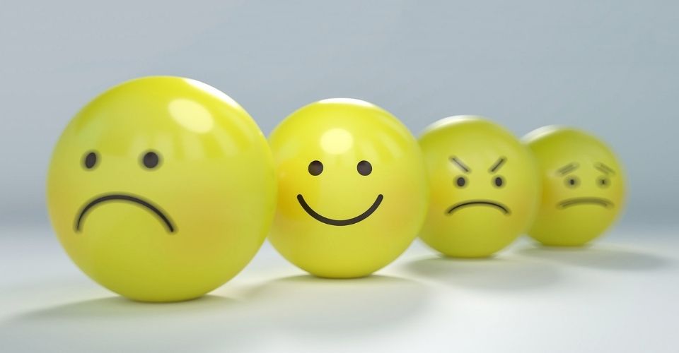 Gele emotieballetjes met uiteenlopende gevoelens: blij, verdrietig, boos en bezorgd – symbool voor het herkennen en begrijpen van je gevoel en emoties