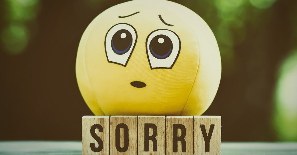 Gevoelige sorry met droevige emoji - hoe je op de juiste manier excuses maakt in je relatie.