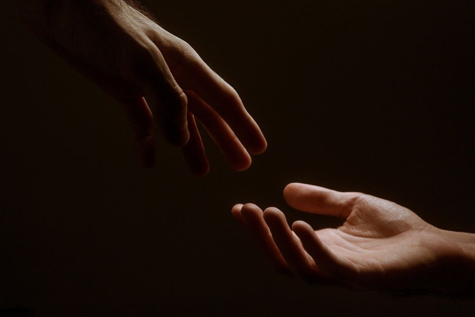 Een handreiking, aanraking om uit de bevriezing te komen