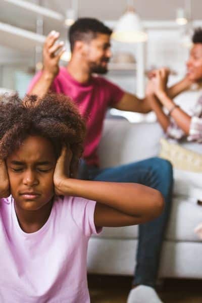 ruziende ouders boven het kind