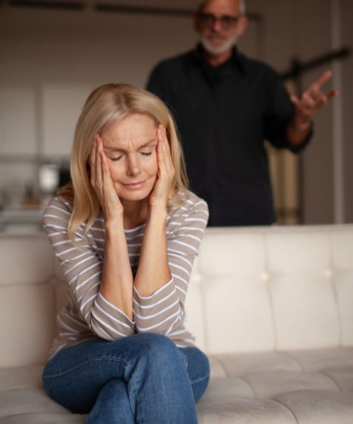 Beeld van een man die iets pijnlijks zegt tegen zijn vrouw wat een relatietrauma wordt
