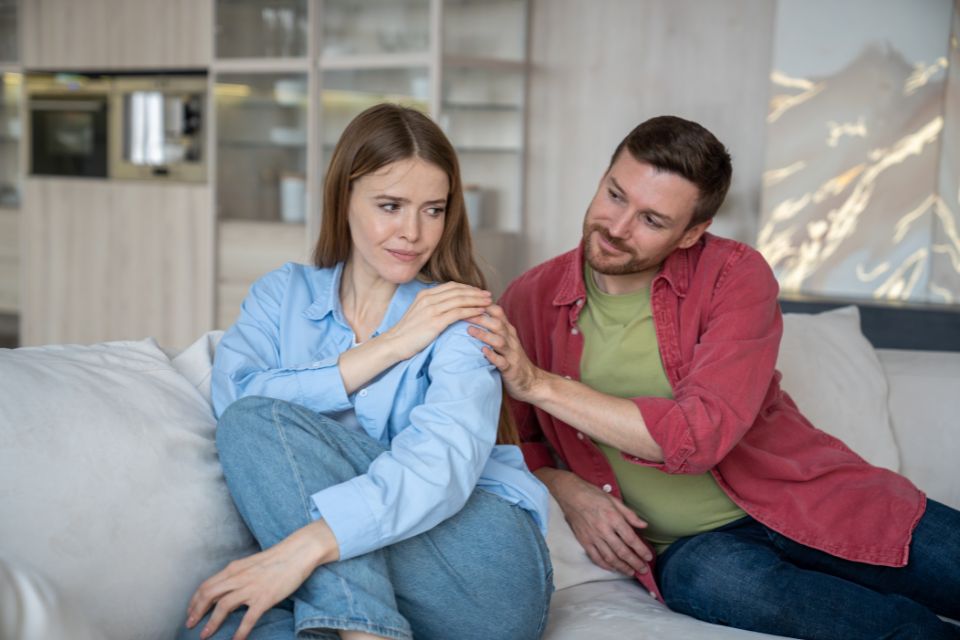 Beeld van een koppel die weer verbinding maakt na relatieproblemen door verbeterde communicatie en de online training Grip op je Relatie