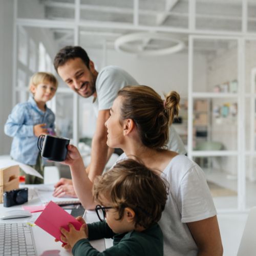 Intieme blik in een druk leven Beeld van een een man en een vrouw met hun kinderen die naar elkaar kijken, intieme momenten in een druk leven
