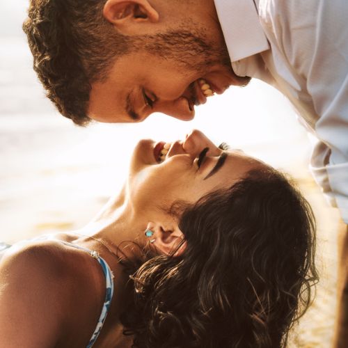 Intieme momenten met je partner-min Beeld van een koppel die naar elkaar uitreiken voor een intieme kus, intimiteit is belangrijk in een goede relatie