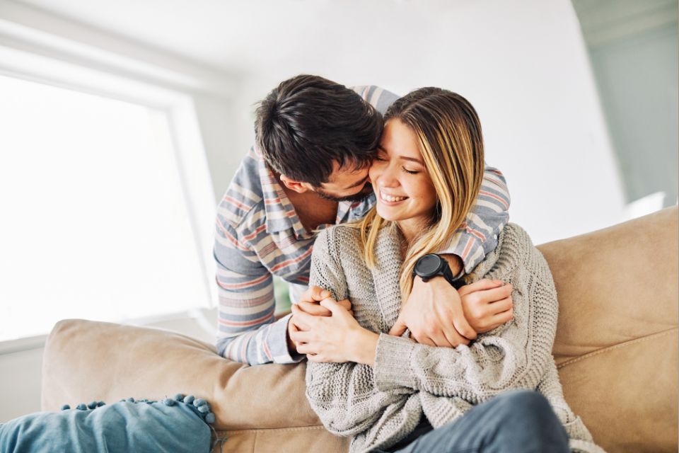 Beeld van een stel dat hun relatie heeft verdiept door intimiteit en seksualiteit bespreekbaar te maken met het spel Doen Durven of Waarheid Let's talk about