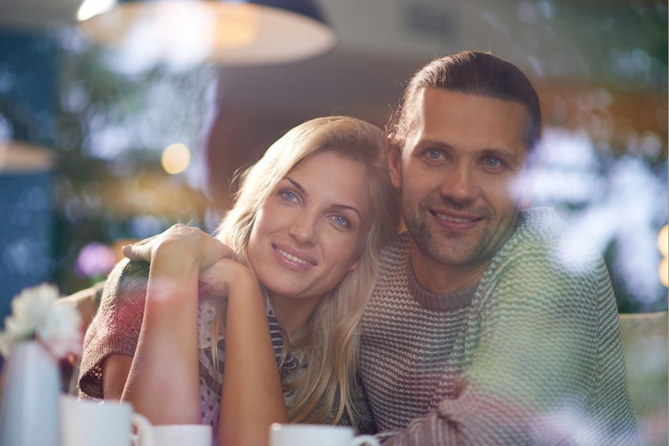 Beeld van een stel die beter hun relatie verdiept heeft en een betere emotionele verbinding heeft na het spelen van het spel Doen, Durven of Waarheid Date Night.