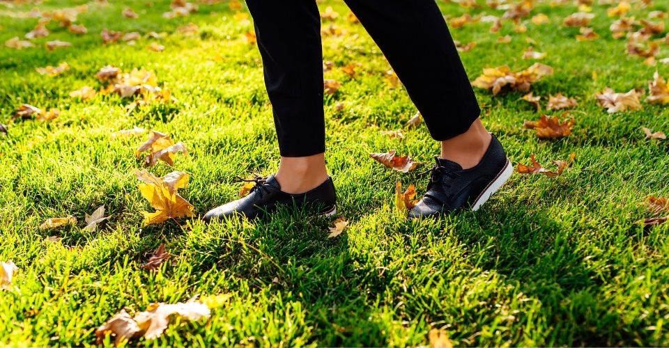 Beeld van 2 benen met voeten in schoenen die lopen in het graag ter illustratie van de stress oefening om piekeren te verminderen