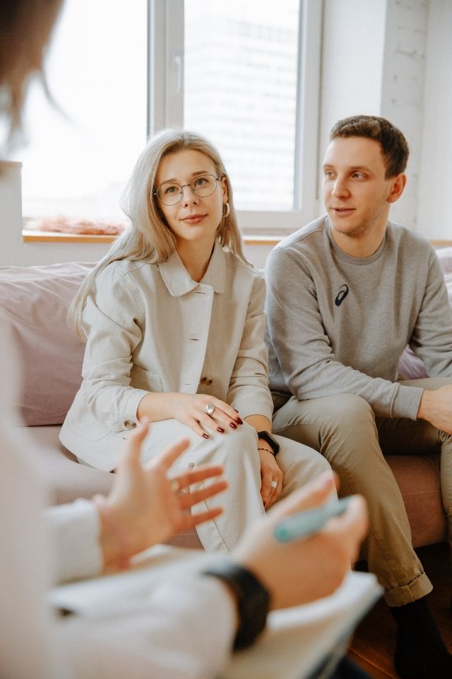 vertrouwen in therapeut professionele relatietherapie Koppel voert open gesprek met therapeut – professionele en warme setting waarin beide partners zich gehoord voelen.