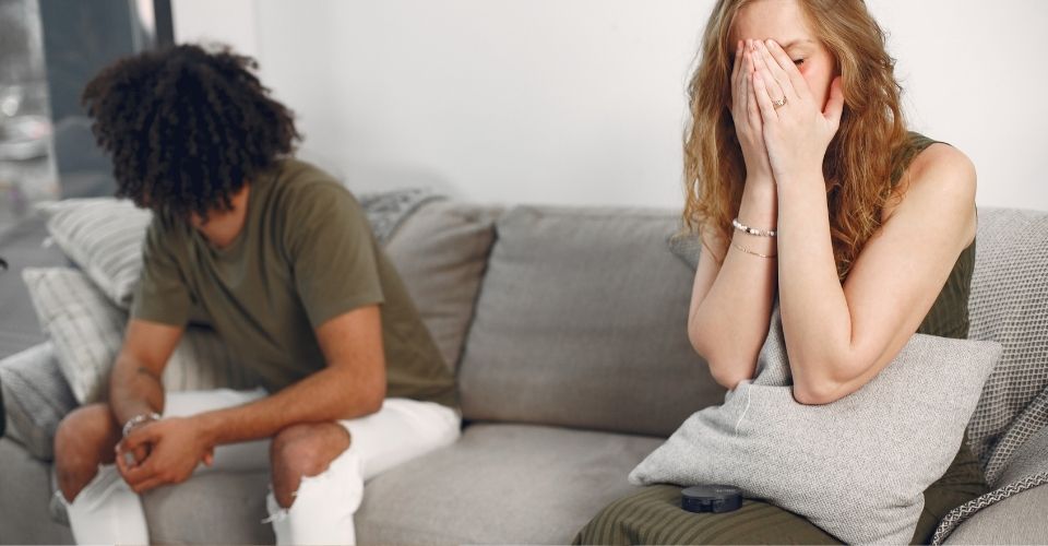 Vrouw huilt en man wendt zich af – confronterend moment dat laat zien wanneer relatietherapie weinig effect heeft zonder wederzijdse inzet.