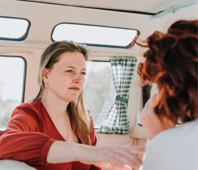 Monique in een luisterend gesprek, een moment van echte verbinding – ontdek via de nieuwsbrief hoe jij meer grip krijgt op je leven en je relatie.