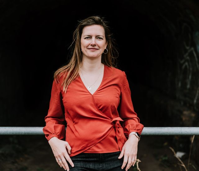 Relatietherapeut Monique biedt met haar gratis microtraining praktische relatie-tips voor meer rust en verbinding in je relatie.