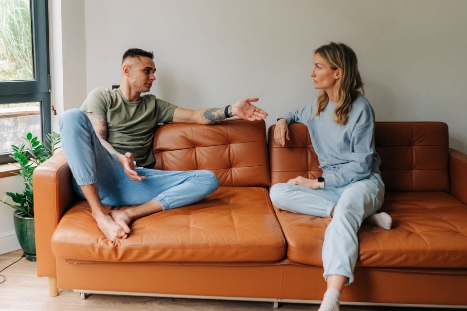 Beeld van een ongelukkig koppel die niet meer weet of ze samen verder willen met hun relatie. Intimiteit is weg, communicatie is slecht en er zijn veel conflicten.